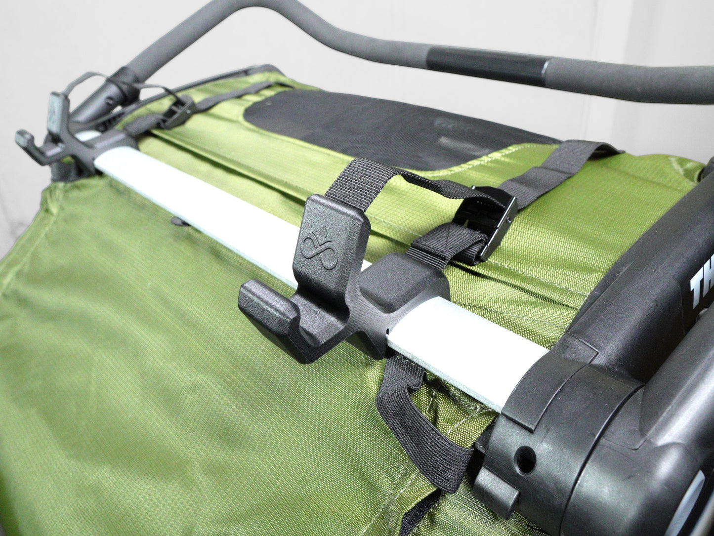 Thule Chariot Bike Rack with Nylon Straps and Reflector