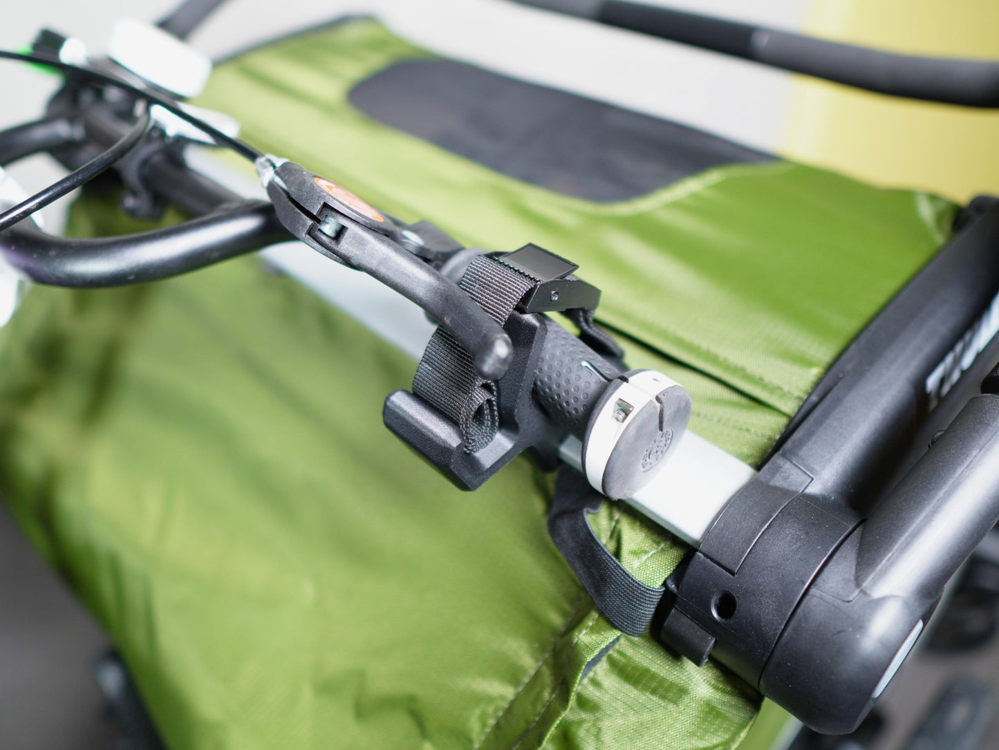 Thule Chariot Bike Rack with Nylon Straps and Reflector